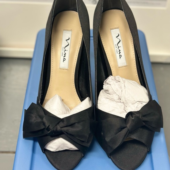 NWOB Nina Black satin peep toe bow heels - Picture 4 of 8